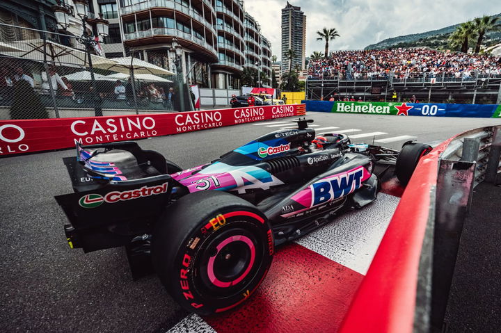 Alpine A521 en acción durante el GP de Mónaco, pilotado por Esteban Ocon