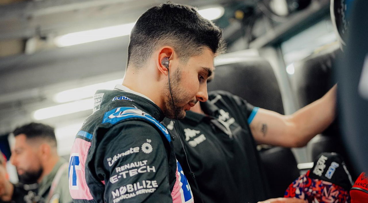 Esteban Ocon, piloto de F1, captado en un momento de concentración con su equipo.