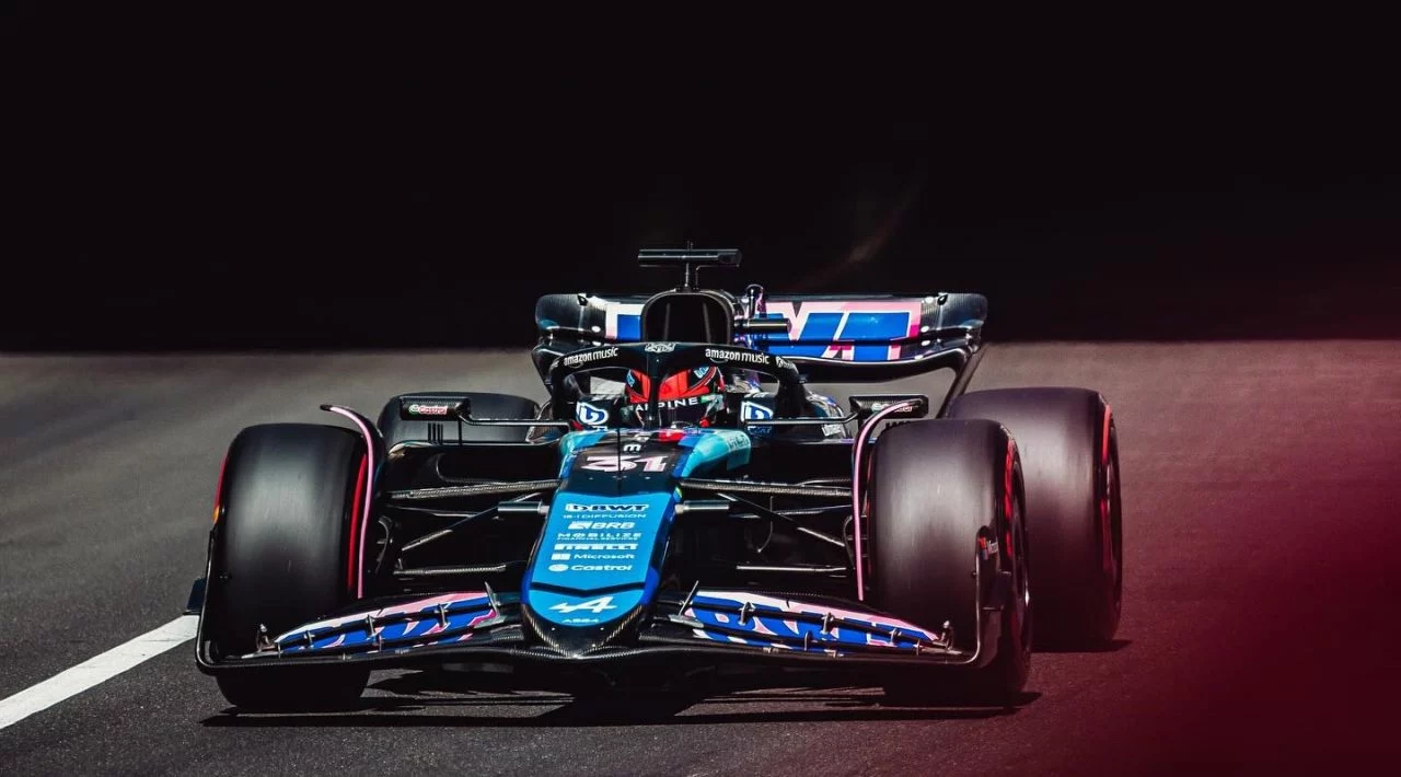 Vista dinámica del Alpine A522 en el circuito de Montecarlo durante las pruebas nocturnas.