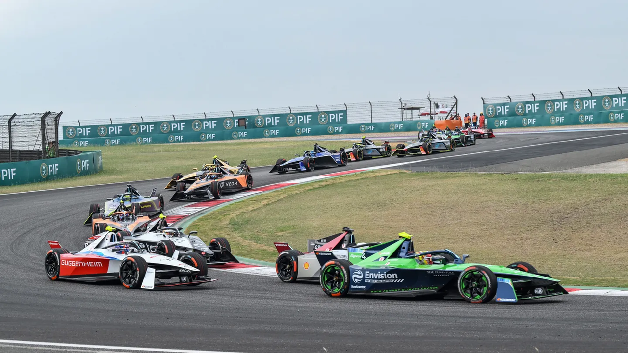 Vista lateral de monoplazas de Fórmula E en acción en el circuito de Shanghái