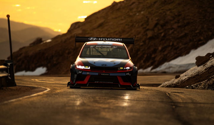 Vista impactante del Hyundai en plena Subida a Pikes Peak con Sordo al volante