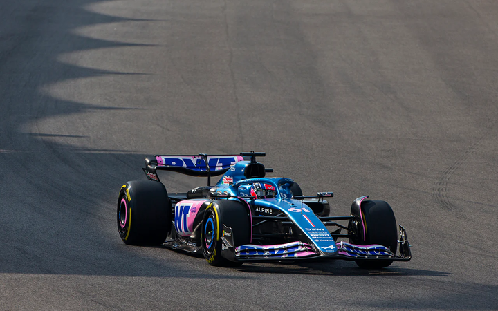 Doohan toma las riendas del Alpine en Abu Dhabi, mostrando destreza en la pista.