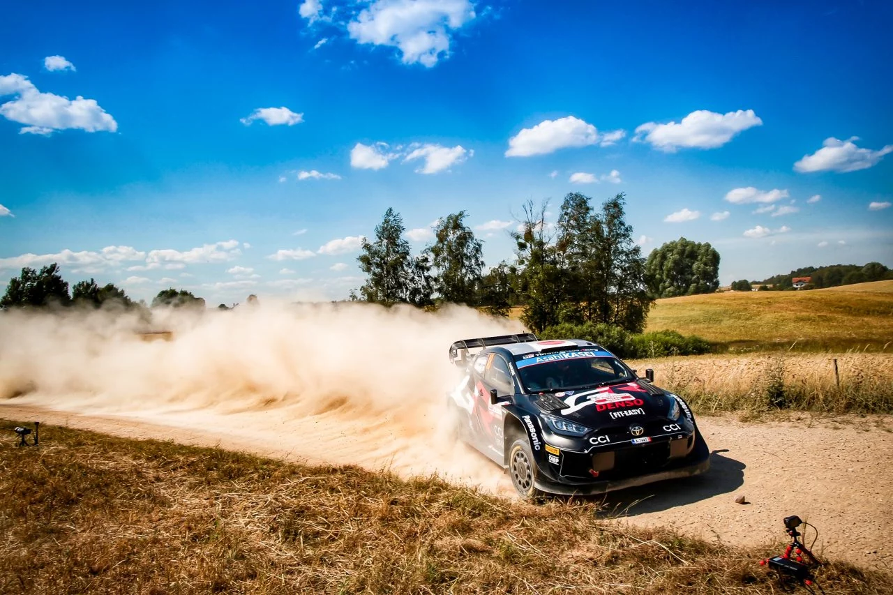 Toyota Yaris WRC toma una curva a gran velocidad en el Rally de Polonia