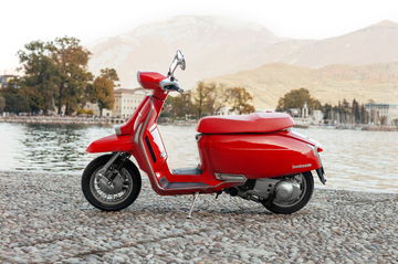 Lambretta G350 Special en color rojo, mostrando su perfil lateral chic y elegante.