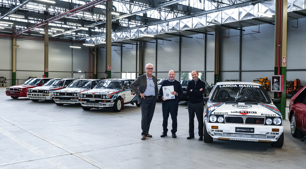 Miki Biasion junto a Luca Napolitano y vehículos históricos de Lancia