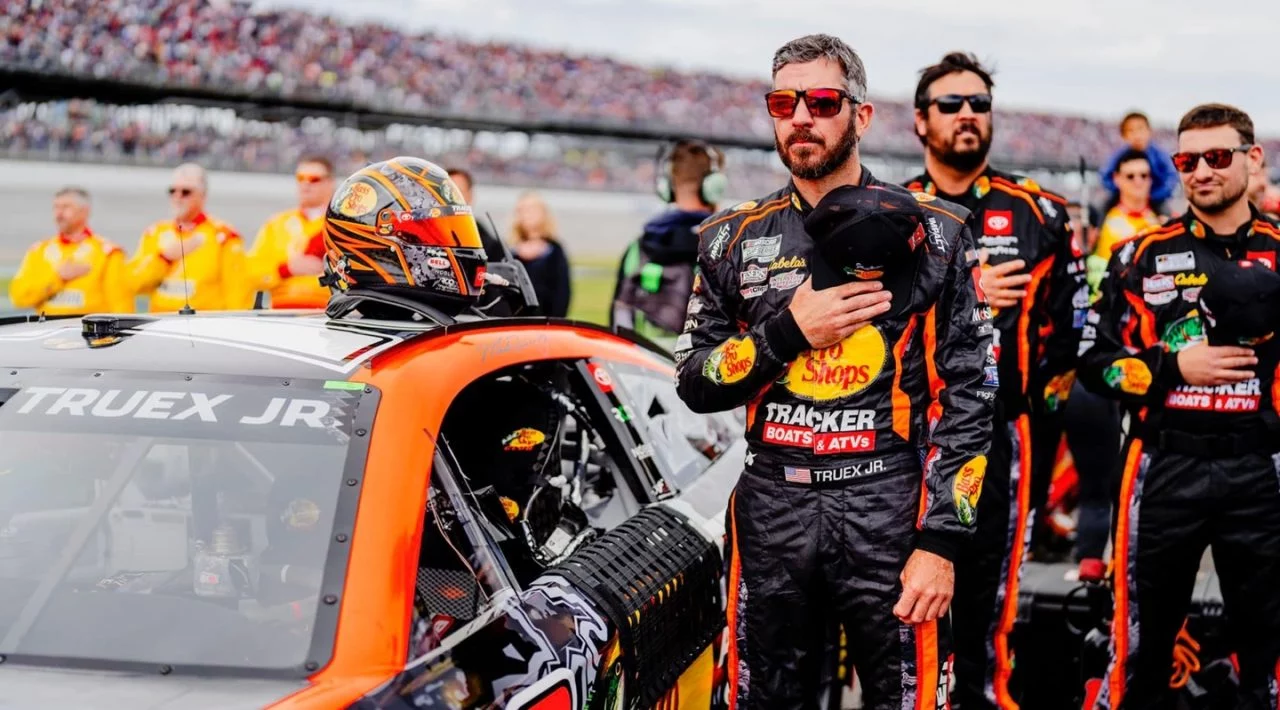 Martin Truex Jr. junto a su Toyota Camry en la NASCAR Cup Series.