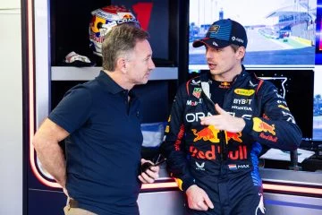 Max Verstappen y Christian Horner en conversación técnica