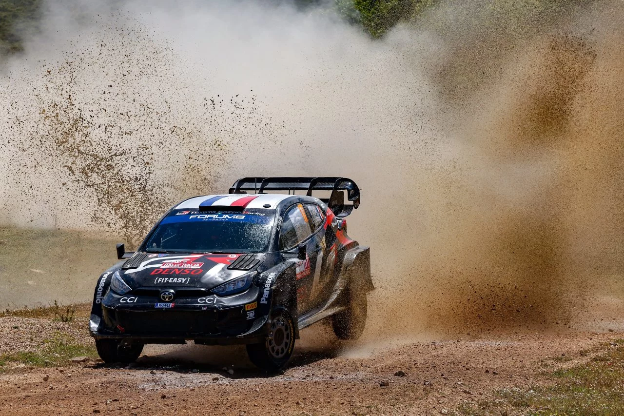 Imagen dinámica del Toyota Yaris WRC en el Rally de Cerdeña, levantando polvo.