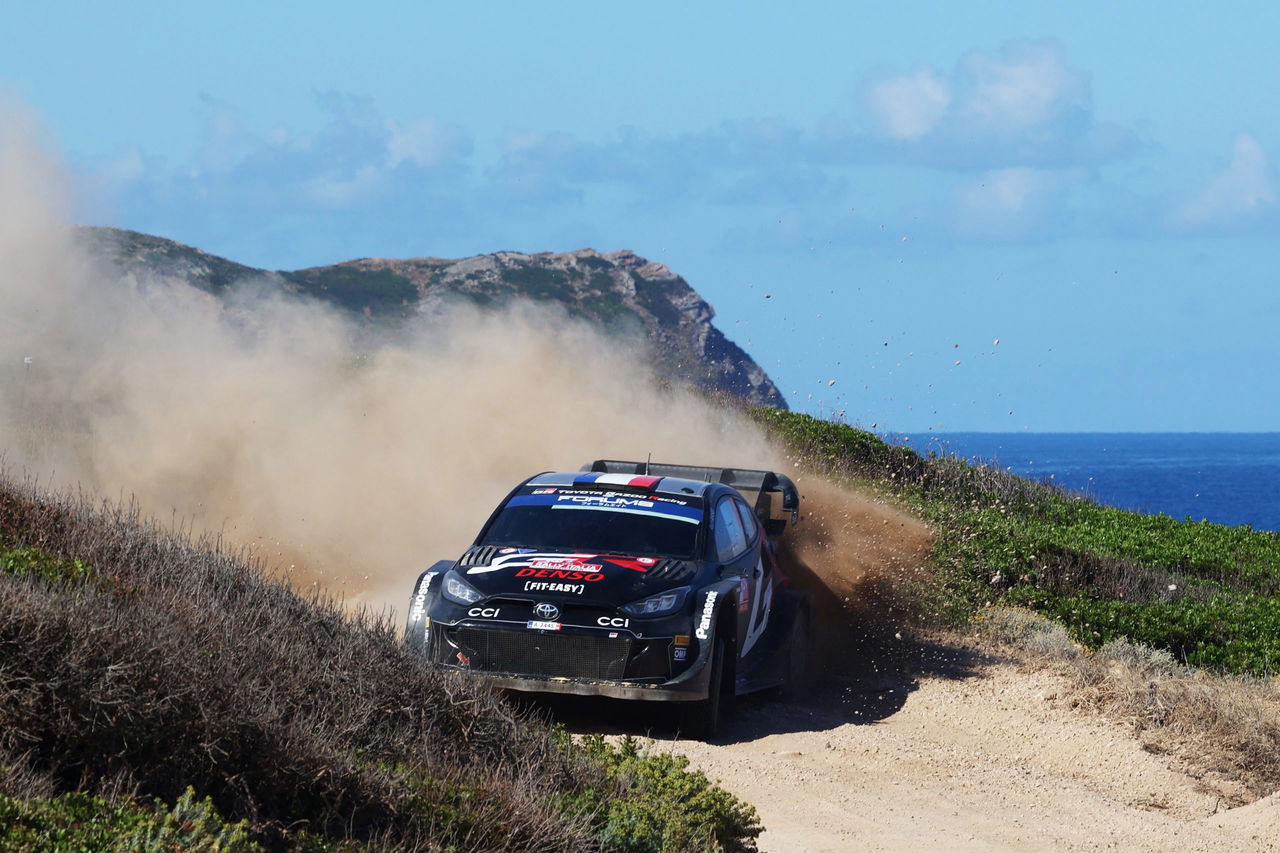 Ott Tänak domina las pistas de Cerdeña con su Hyundai