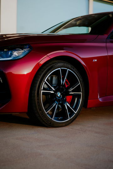 Rueda y perfil del BMW M240i xDrive, reflejando su paquete M deportivo.