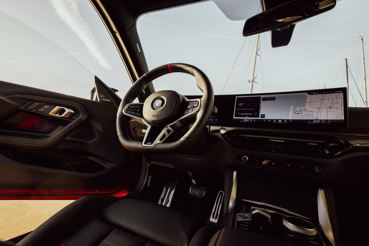 Vista del habitáculo del BMW M240i, volante y panel digitalizado destacan.