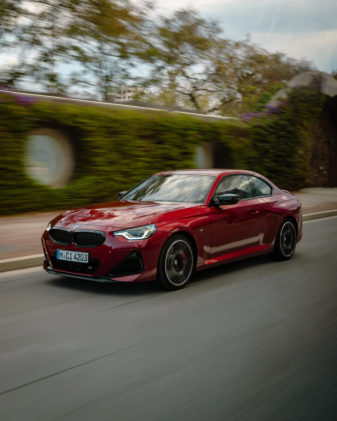 El BMW M240i xDrive destaca con su silueta coupé dinámica y sus proporciones musculosas.