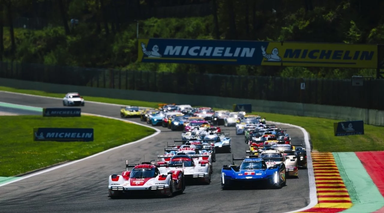 Prototipos GTP y LMP2 disputando una emocionante carrera.