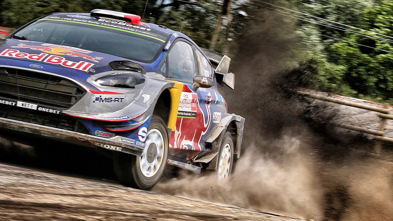 Vehículo en acción durante el Rally de Polonia 2024, demostrando su robustez y velocidad en terreno complicado.