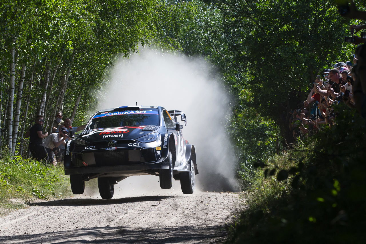 Toyota Yaris WRC sobresaliendo en el Rally de Polonia