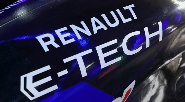 Primer plano del monoplaza de F1 Renault E-Tech Alpine 2024, enfocando en branding.