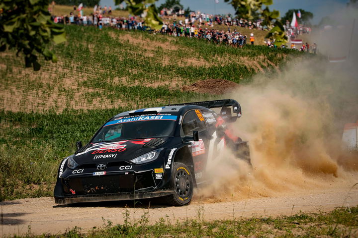 Toyota Yaris WRC deslizándose con maestría en la grava del Rally de Polonia.