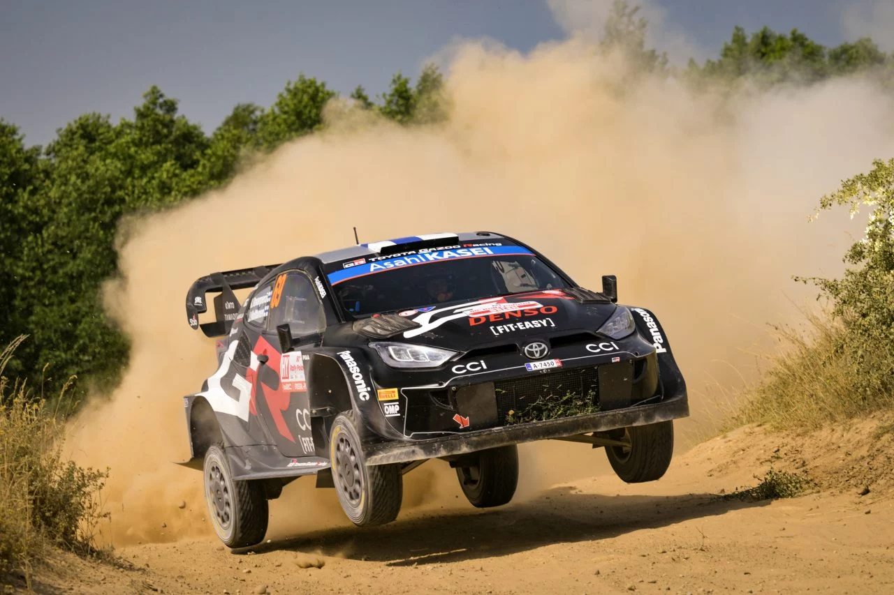 Kalle Rovanperä dominando la grava en el Rally de Polonia con su Toyota.