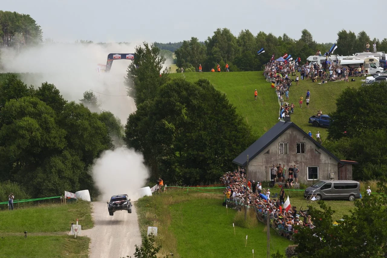 Kalle Rovanperä liderando con destreza en el Rally de Polonia