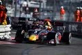 Vista dinámica de un monoplaza de Fórmula 1 de Red Bull en acción en la pista.
