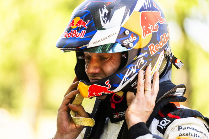 Sébastien Ogier se prepara antes de una etapa, con su casco característico