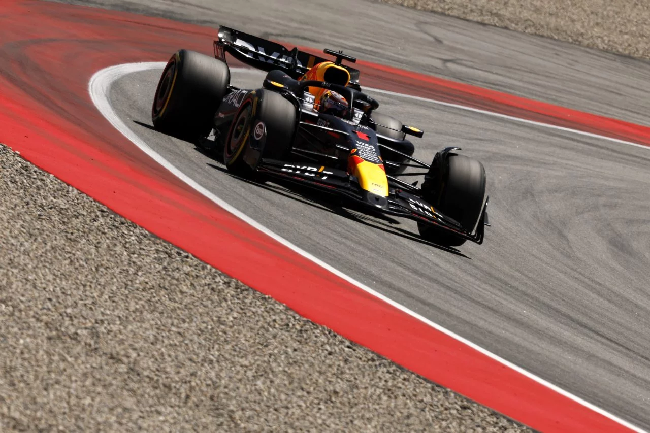 Carlos Sainz domina la FP3 con su coche deslizándose sobre el curvado asfalto.