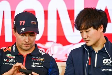 Sergio Pérez junto a Yuki Tsunoda en evento de Red Bull Racing.