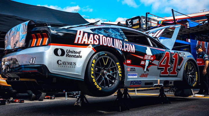 Vista dinámica de un coche de NASCAR del equipo Stewart-Haas Racing en el circuito.