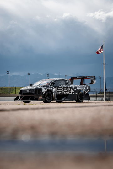 Vista lateral Ford F-150 Lightning SuperTruck, listo para Pikes Peak.