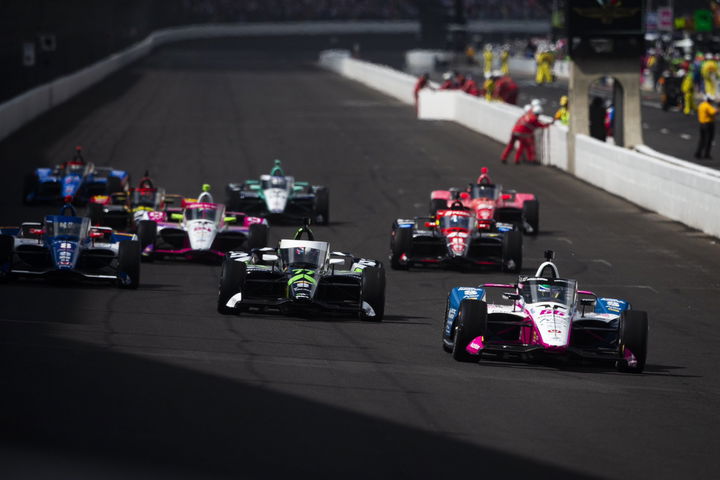 David Malukas toma la curva liderando un grupo en la IndyCar para MSR.