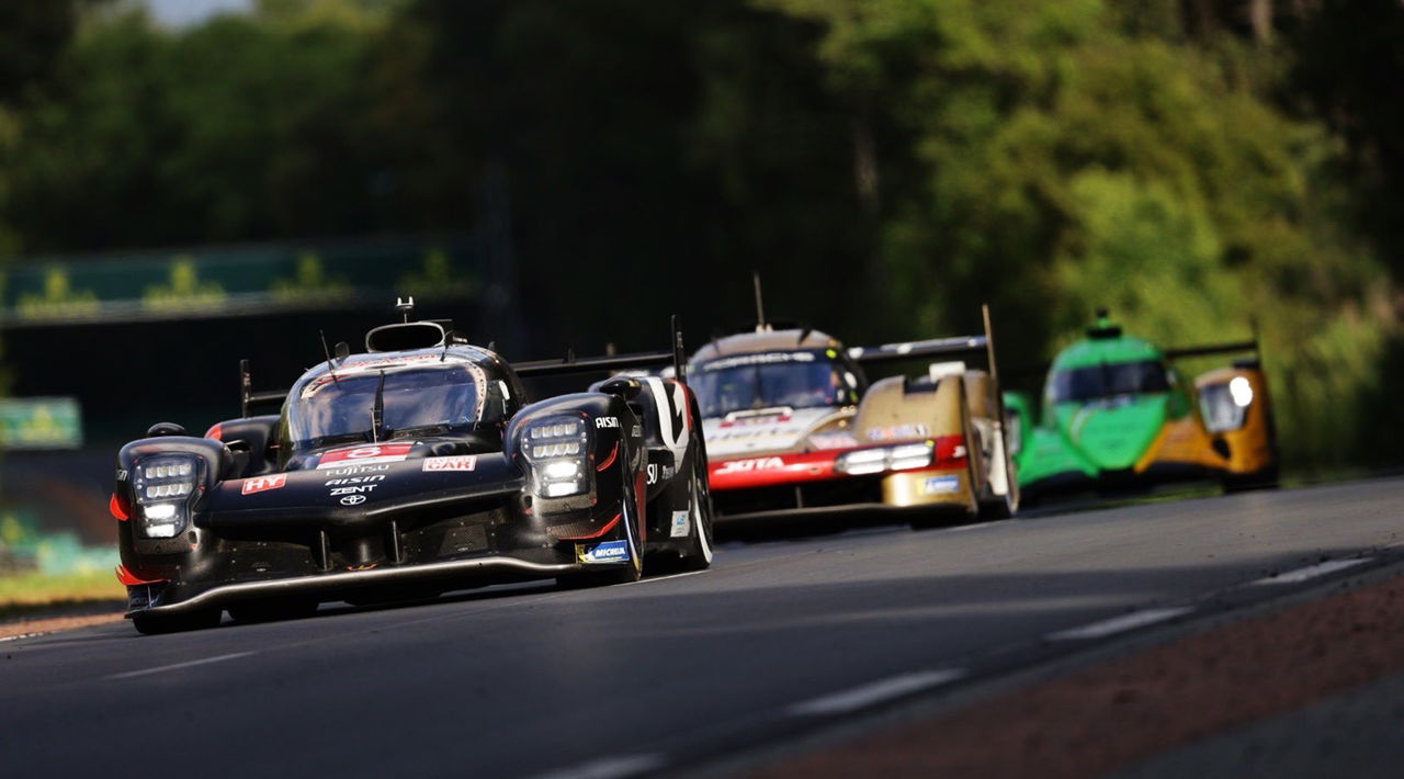 Vista dinámica del Toyota Gazoo Racing en competición WEC.