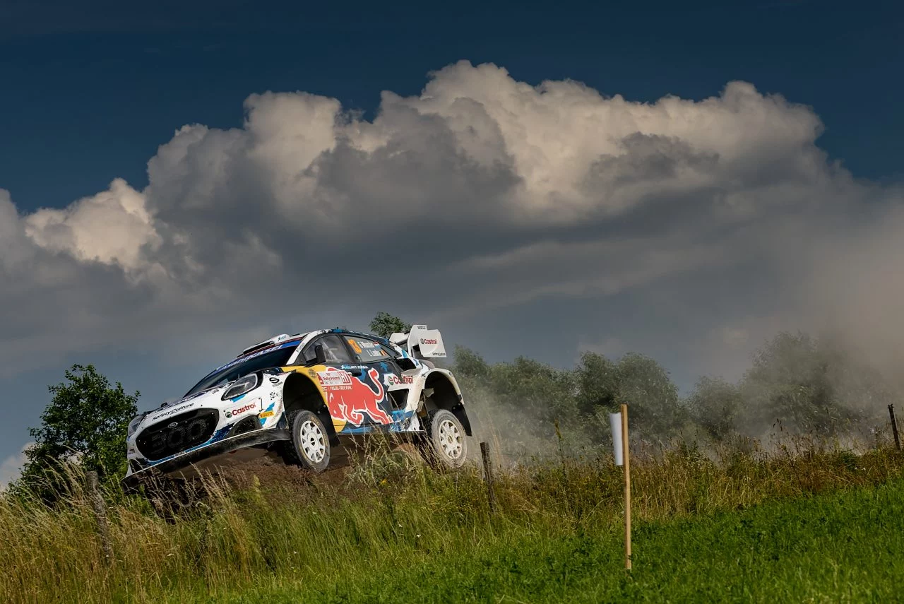 Kalle Rovanperä lidera en el Rally de Polonia, su vehículo dominando las pistas.