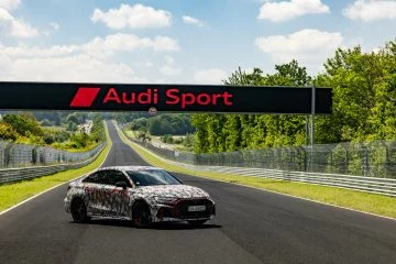 El Audi RS3 despliega su potencia en el asfalto de Nürburgring.