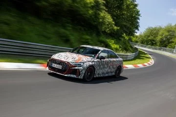 Vista lateral del Audi RS3 en pruebas en Nürburgring, promete rendimiento excepcional.