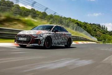 El Audi RS3 en camuflaje durante pruebas en Nürburgring muestra su agresiva estampa.