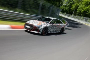 El próximo Audi RS3 en acción, mostrando su dinamismo y nuevo diseño en Nürburgring.