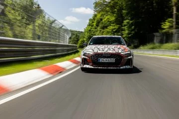 El Audi RS3 en acción, desafiando los límites de Nürburgring con su avanzada vectorización de par.