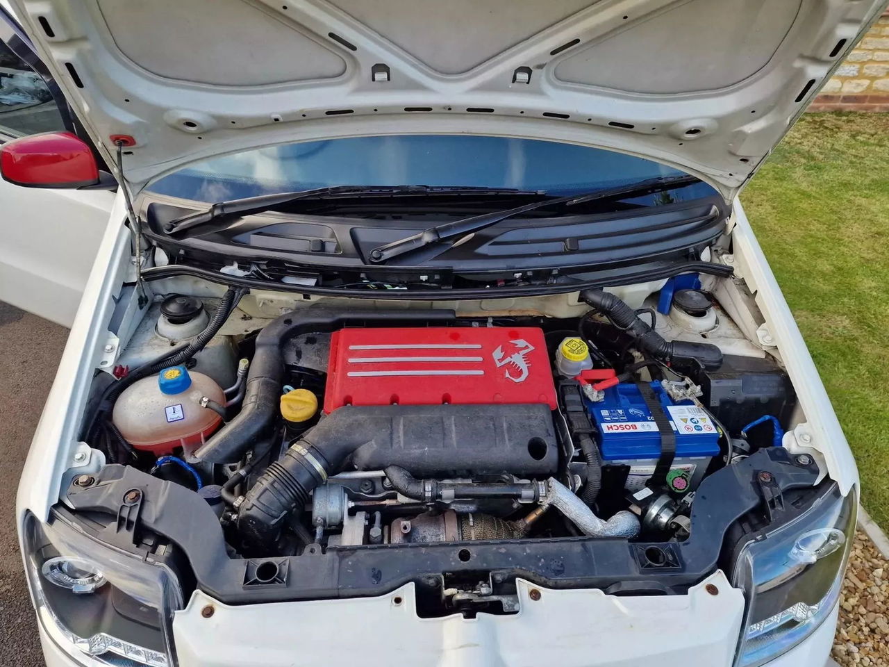 Vista del motor turbo del Abarth Panda con 180 CV