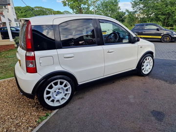 FIAT Panda con estética Abarth, perfilado para rendimiento superior.