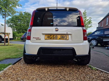 Vista trasera del Abarth Panda con llamativo diseño y potente motor de 180 CV.