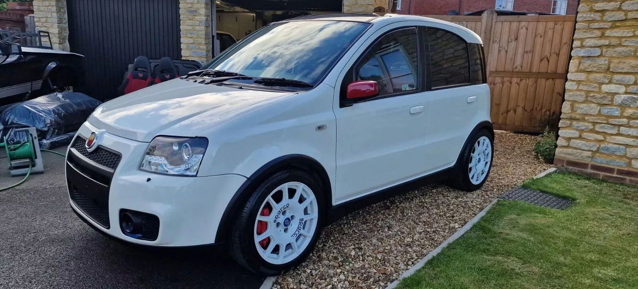 Vista lateral del Abarth Panda 180, con diseño deportivo y compacto.