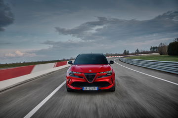 Vista trasera del Alfa Romeo en pista, destacando su diseño deportivo.