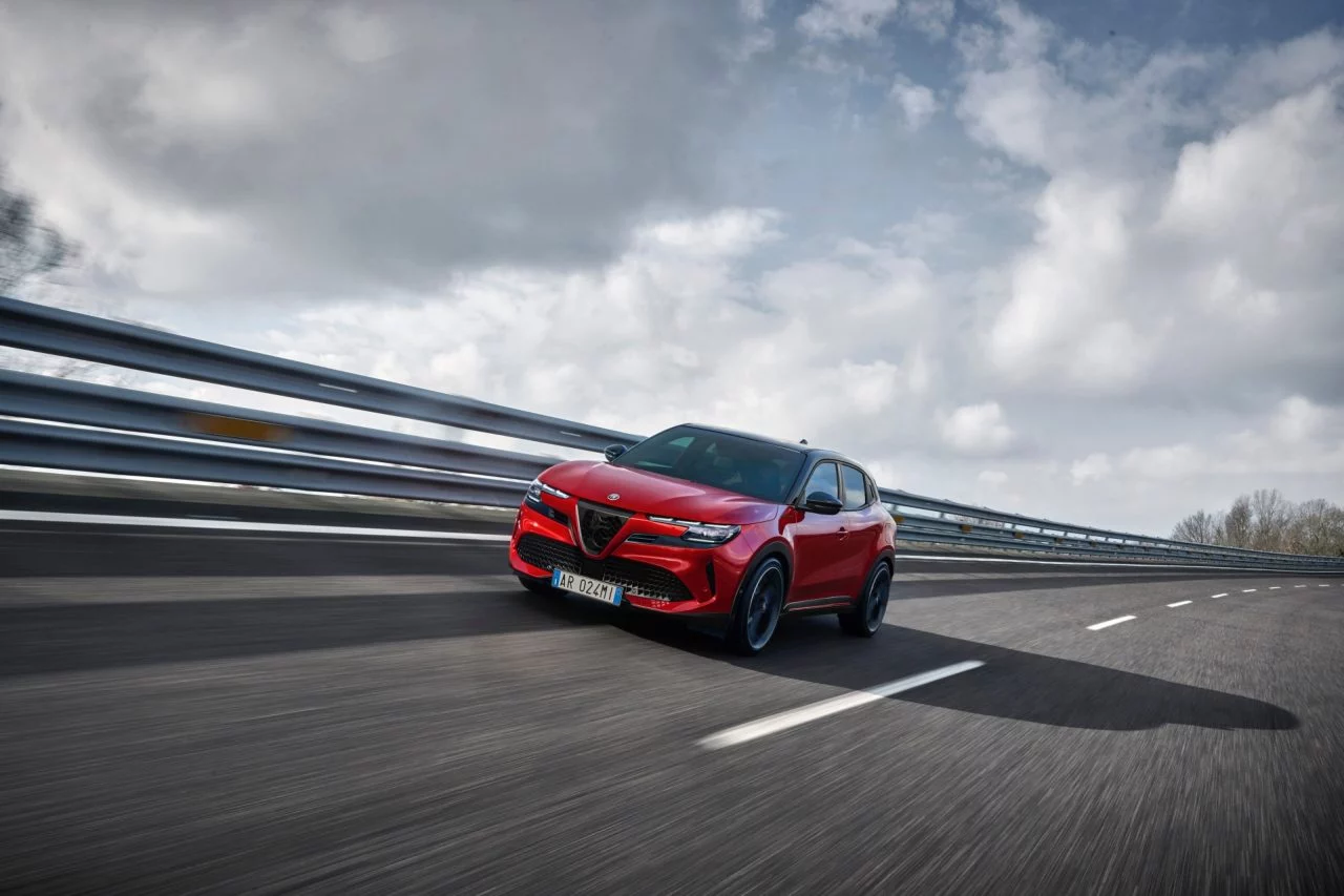 Vista dinámica del lado del Alfa Romeo en acción, diseño que evoca deportividad.