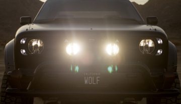 Frontal en penumbra del Alpha Wolf con iluminación LED encendida