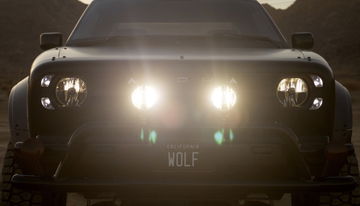 Frontal en penumbra del Alpha Wolf con iluminación LED encendida