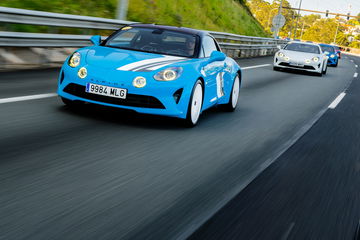 Alpine azul en movimiento, capturando su estilizada silueta y frontal icónico.