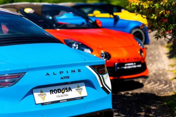 Vista trasera y lateral de un trío de coches deportivos Alpine en Rodosa Collection Day.