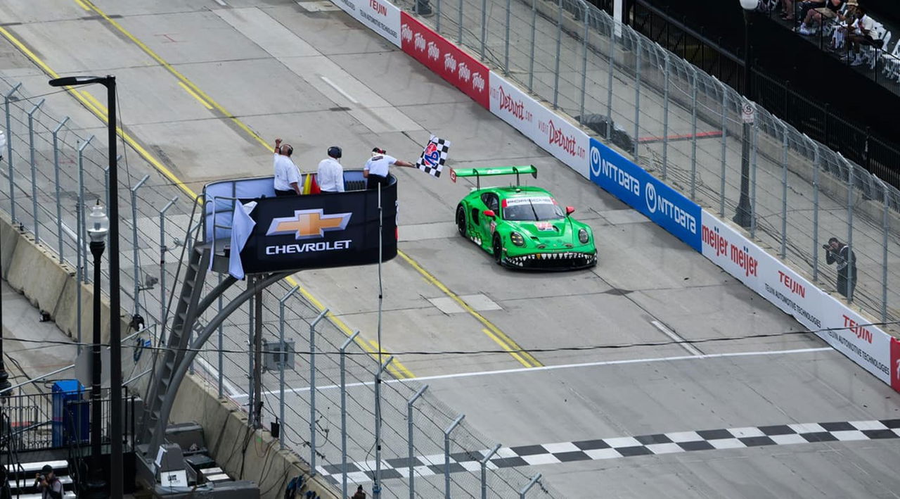 Vista lateral del Porsche 911 GTD Pro compitiendo en Detroit.