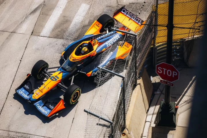 Vista aérea del monoplaza Arrow McLaren en acción
