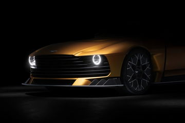 Vista en penumbra del poderoso frontal del Aston Martin Valiant 2024